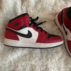 Nike Jordan 1 Mid Chicago Black Toe GS 554725-069 2019 boys size 6Y